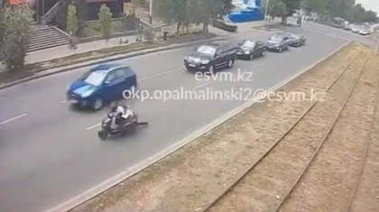 Мопед ұрысын тоқтатпақ болған полицейді күдікті сүйреп әкетті (ВИДЕО)