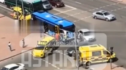 Астанада тағы бір автобус жол апатына ұшырады: үш адам ауруханаға түсті (ВИДЕО)