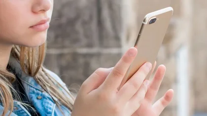 Астанада әйел адам бейтаныс кісіге телефонын беремін деп 100 мың теңгесінен айырылды