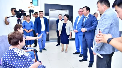 Мәжіліс депутаты Шымкенттегі қарияларға арналған орталық жұмысымен танысты