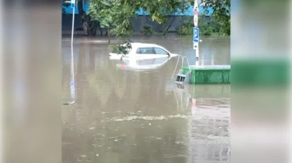 Мәскеудегі нөсер жауын көшелерді шайып, көліктерді зақымдады (ВИДЕО)
