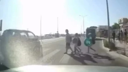 Ақтауда жүргізуші үш баланы басып кете жаздады (ВИДЕО)