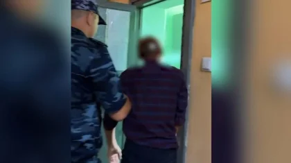 Астана тұрғыны Абайдың нақыл сөздері жазылған стендті бүлдірді