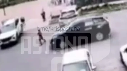 Астанада аулада самокатпен ойнап жүрген баланы көлік қағып кетті (ВИДЕО)