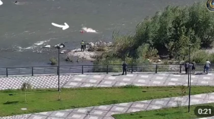 Өскеменде өзенге ағып кете жаздаған ана мен баланы құтқарған сәттің видеосы жарияланды