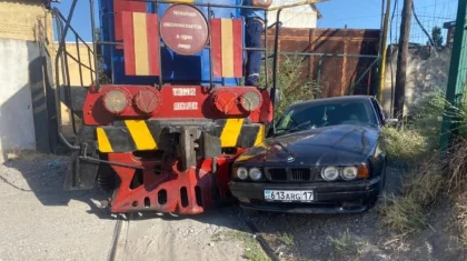 Шымкентте BMW жүргізушісі пойыз жолына түсемін деп тепловозбен соқтығысты