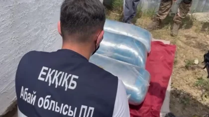 Абай облысында ер адамның үйінен бірнеше қап есірткі табылды