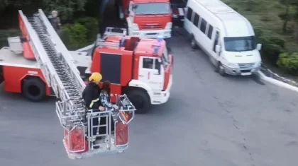 Көкшетаулық құтқарушы өрт сөндіру көлігінің үстіне шығып, сүйіктісіне ұсыныс жасады (ВИДЕО)