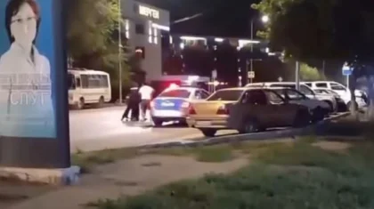 Ақтөбеде полиция әке мен баланы бір түнде ұстап әкетті (ВИДЕО)