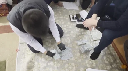 Шымкенттің арнайы жасағы әженің 67 млн теңгесін алдап алғандардың үйіне автоматпен басып кірді (ВИДЕО)