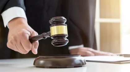 Ақтөбелік әйел сотта жанжал шығарып, техниканы сындырды