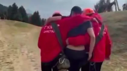 Алматы тауларында жас жігіт аяғын қайырып алып, жүре алмай қалған