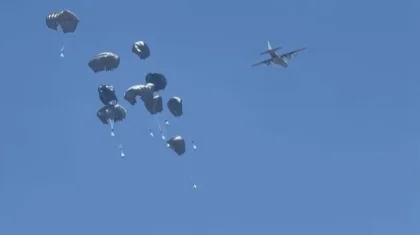 Газа секторына гуманитарлық көмек әуеден парашютпен тасталды (ВИДЕО)