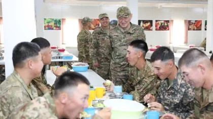 «Асханаға ескертусіз келген»: қорғаныс министрі сарбаздармен бірге борщ ішіп, макарон жеп қайтты
