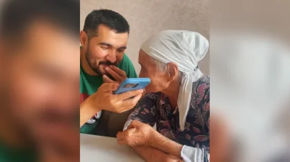 «Айналайын, менікі кілең ер бала»: танымал әнші қарт анасын chatgpt-мен сөйлестіріп, елді күлкіге қарық қылды (ВИДЕО)