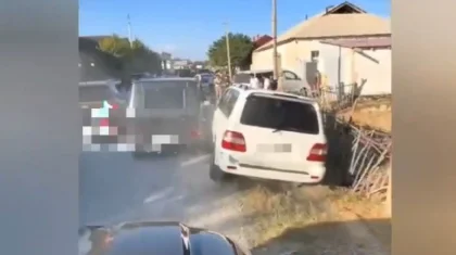 Қыз ұзату қауіпті шоуға айналды: Түркістанда жұрттың зәресін алған жүргізушілер көлігінен айырылды (ВИДЕО)