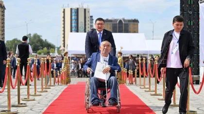 Абайдың мерейтойында Берік Уәли арбадағы Жүрсін Ерманға ерекше ықылас танытты