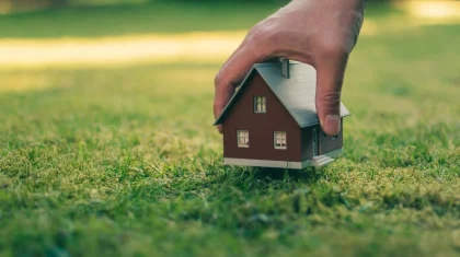 Павлодарлық әйел көршісінің кесірінен жерінен айырылып қалды: ол оны сот арқылы қайтарып алды