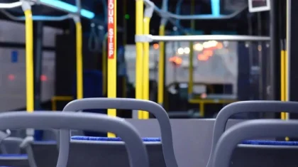 Шымкентте автобус ішінде жолаушыны ұрған әйел сотталып кетті