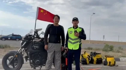 Маңғыстауда полицейлер жолда қалған қытайлық туриске көмектесті