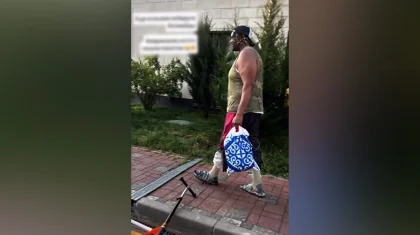 Алматыдағы қазақ отбасы Дженнифер Лопестің қызметкерін үйіне шақырып, көк пакетке сарқыт салып берген (ВИДЕО)