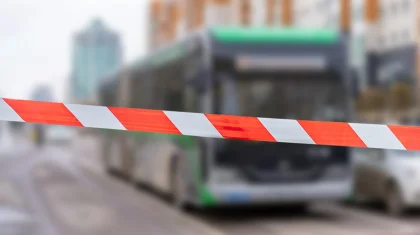 Астанадағы автобус апаты: қояншығы бар жүргізушінің денесі құрысып, екі адамды қағып кеткен