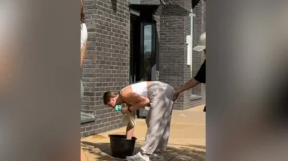 Астанада көшенің қақ ортасында егде тартқан ер адам қыздың бөксесінен сипап өтті (ВИДЕО)