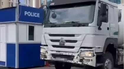 Астанада бетон қалдықтарын рұқсат етілмеген жерге төккен жүргізуші ұсталды (ВИДЕО)