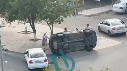Атырауда әжей жол апатынан кейін аударылып қалған көлікті тұрғызуға көмектесті (ВИДЕО)