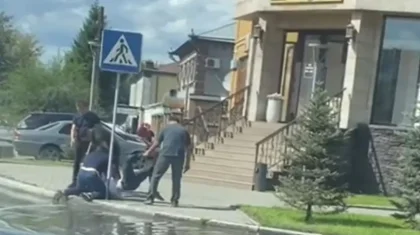 Семейде ер адамды полиция бөлімшесінің алдында аяусыз соққыға жығып кетті (ВИДЕО)
