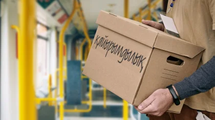 Астананың автобустарында жәшік көтеріп жүретін балалар 3 қорға 340 млн теңге жинап берген