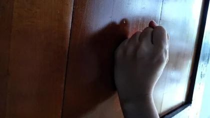 Шымкентте есікті қатты қаққаны үшін оқушыны ұрған мұғалімге сот үкімі шықты