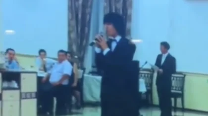 «Қыз сияқты ән салады»: Димаш Құдайбергенге күлгендердің видеосы жарияланды