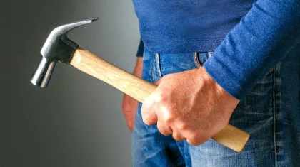 Қарағандыда балғамен жұртқа шабуыл жасаған ер адамның үстінен іс қозғалды