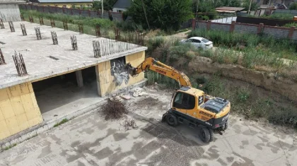 Алматыда заңсыз салынған ондаған нысан бұзылды – әкімдік