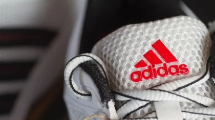 Жезқазғанда «Adidas» компаниясының заттарын заңсыз сатқан кәсіпкер жазаланды