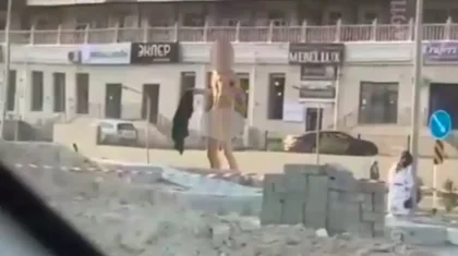 Ақтауда тыржалаңаш жігіт көшеде дәрет сындырды (ВИДЕО)