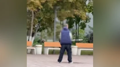 Павлодарда дардай екі еркектің жұрттың көз алдында дәрет сындырған видеосы тарады