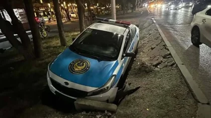 Алматыда полицей жол апатынан қашамын деп көлігімен бірге арыққа түсіп кетті