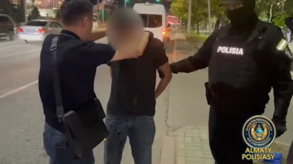 Алматыда жалған полицейлер жұрттан ақша бопсалап жүрген жерінен ұсталды