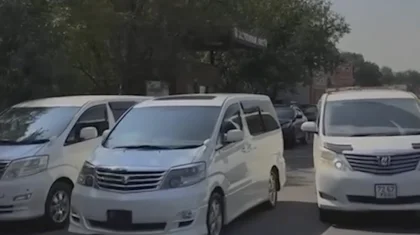 Алматыда полицейлер шетелдік нөмірмен жүрген Toyota Alphard көліктеріне шүйлікті