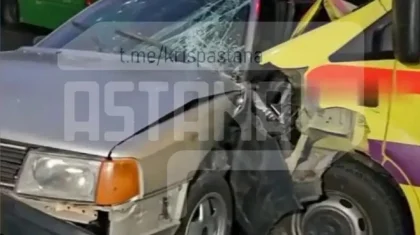 Алматыда жедел жәрдем көлігі жол апатына ұшырап, екі адам жарақат алды