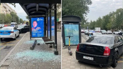 Алматыда жеңіл көлік аялдамаға соғылып, автобус күтіп тұрған бойжеткен зардап шекті