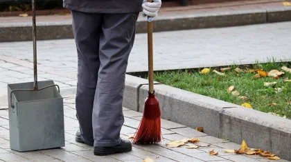 Зайсанда ер адам әйелін ұрамын деп көше сыпырып кетті