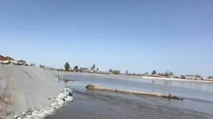 Ақтөбеде екі жігіт мінген көлік өзенге құлап кете жаздады