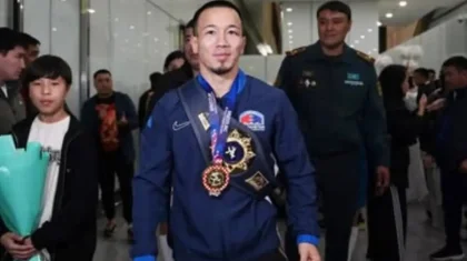 Әлем чемпионатында тарихи жеңісті жұлып әкеткен Айдос Сұлтанғали елге оралды