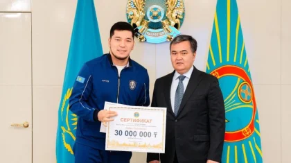 Жеңіс Қасымбек боксшы Айбек Оралбай мен Санжар Тәшкенбайға 30 млн теңгенің сертификатын берді