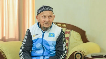«Өмір бойғы ақшасы»: Павлодардың қарттар үйіндегі қария қажылыққа жинаған 3,6 млн теңгесін 30 анаға бөліп берді