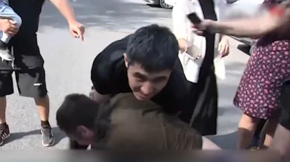 Алматыда белгісіз біреулер мүгедек ер адамды күштеп жындыханаға жатқызбақ болды (ВИДЕО)