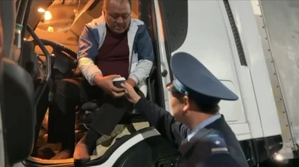 Жетісудың полициясы жолда «ұйықтап» келе жатқан жүргізушілерге кофе беріп, оятқан (ВИДЕО)